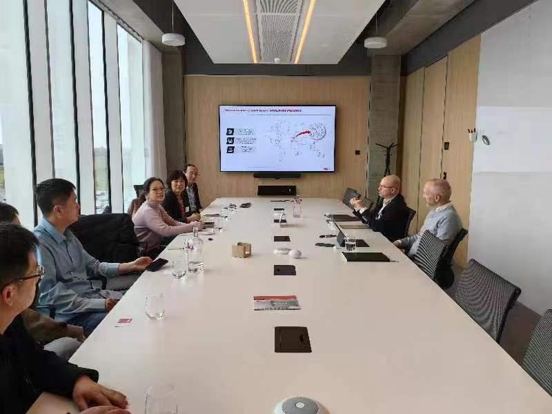 中国工程机械工业协会工业车辆分会张洁秘书长一行赴德观展 LogiMAT 2024，并到访 腾博会官网 集团参观互换